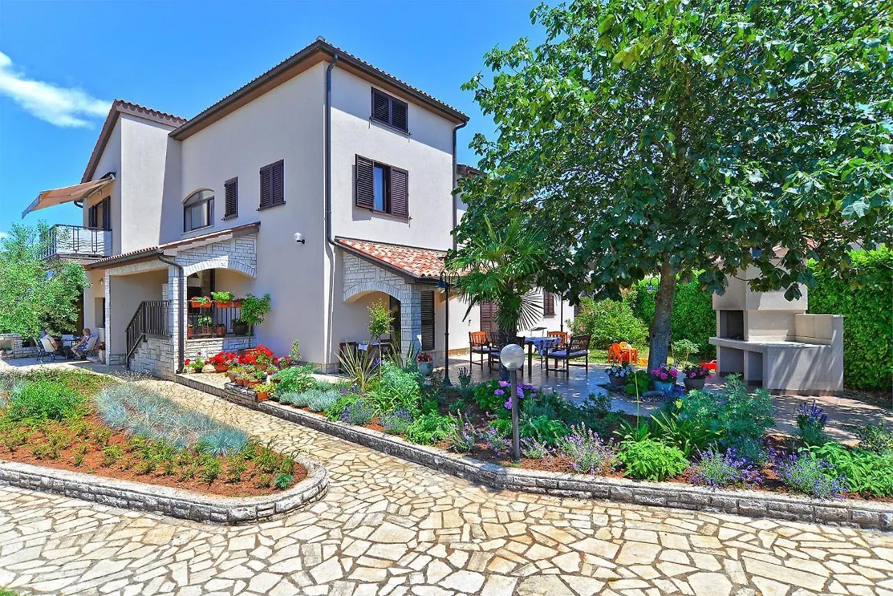 Apartments Valbandon 38 파자나